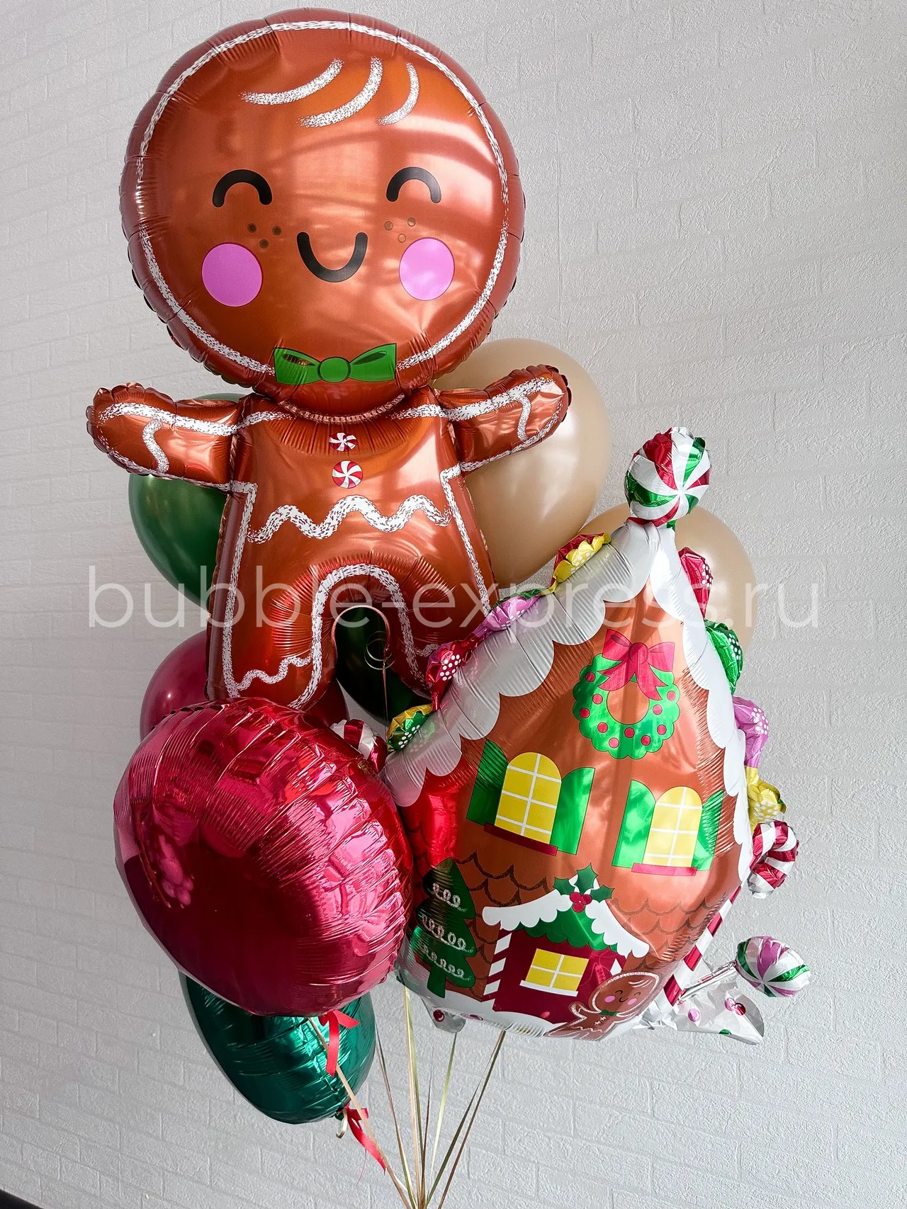 Композиция из шаров с пряничным человеком и домиком — изображение 2