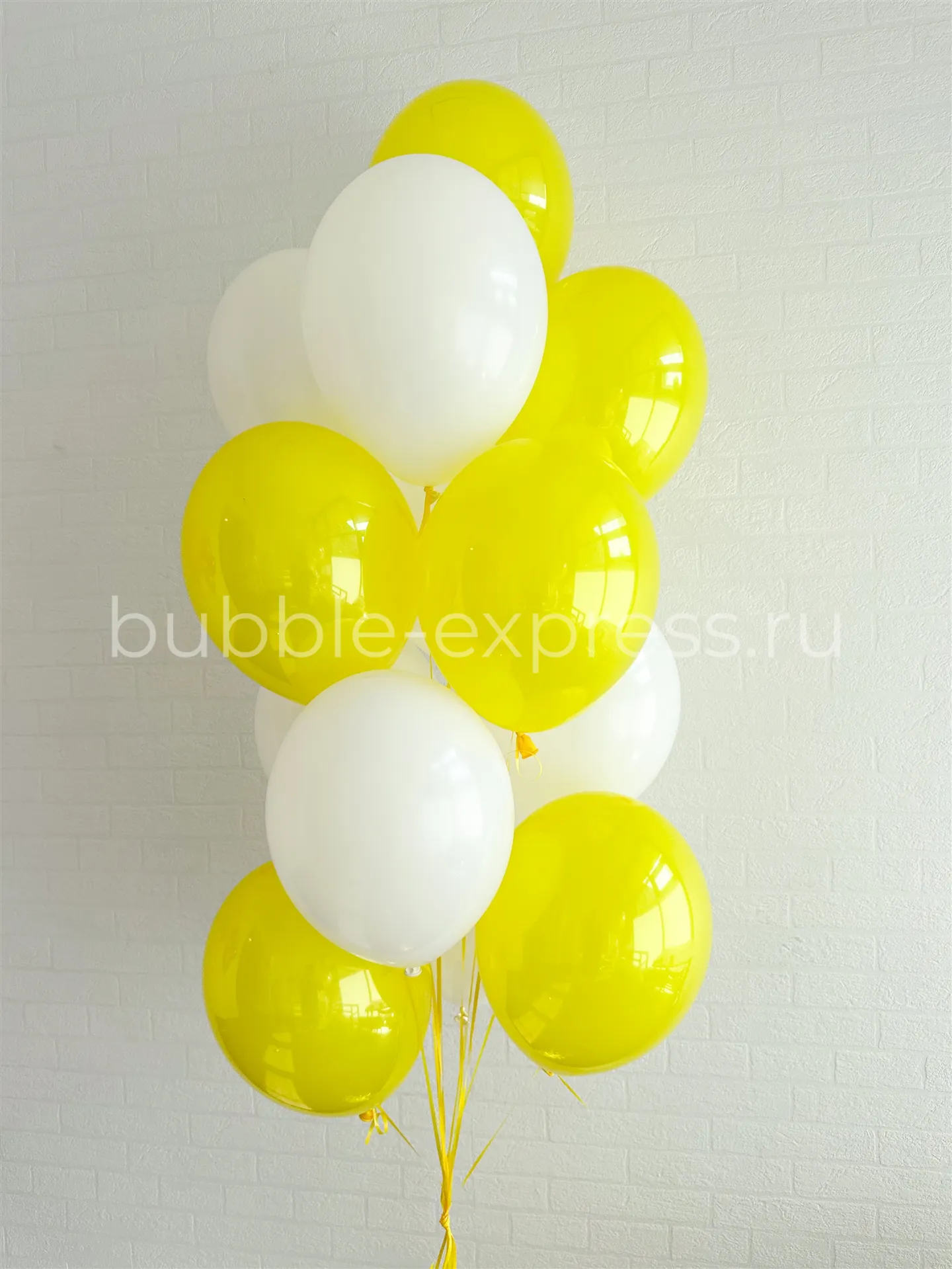 Композиция из шаров с deco bubble, жёлтыми и белыми шарами — изображение 3