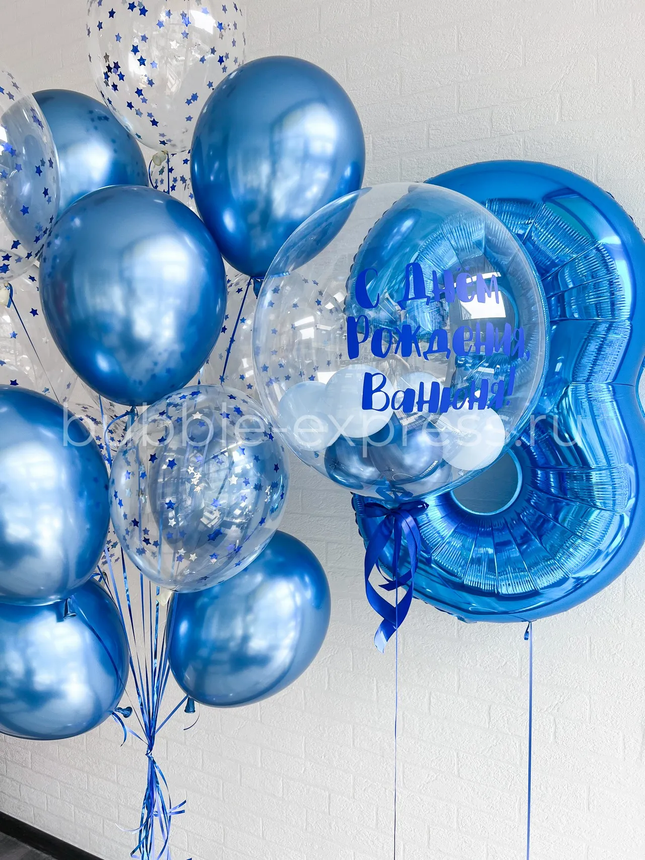 Композиция с deco bubble, синей цифрой и фонтаном